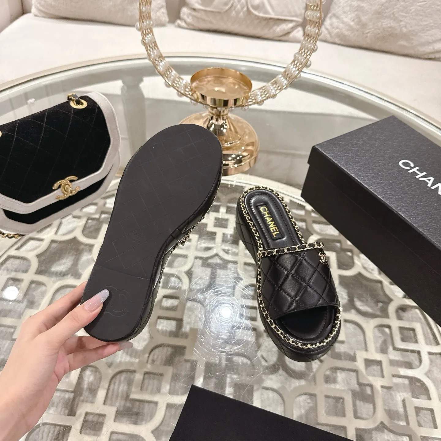 👟👟Ex-factory price 600👟👟 𝐂𝐇𝐀𝐍𝐄𝐋 | Xiaoxiang 25𝐬𝐬 🦋2025 Spring and Summer New Products Counter Classic Xiaoxiang Double C Diamond Chain Slippers Series New〰 🍬 The absolute best in the BS fashion circle. Matching will perform meticulously Minimalist, classic elements that will never fade away 💋 Show unique dressing style, too beautiful to say anything. A must-have for summer... Upper: Original high-customized lambskin Lining: Imported mixed sheepskin lining Outsole: Original molded non-slip outsole Shoe size: 35-39 (34.40.41.42 customization is not returnable)
